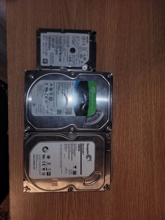 Vand hdd uri de 1tb