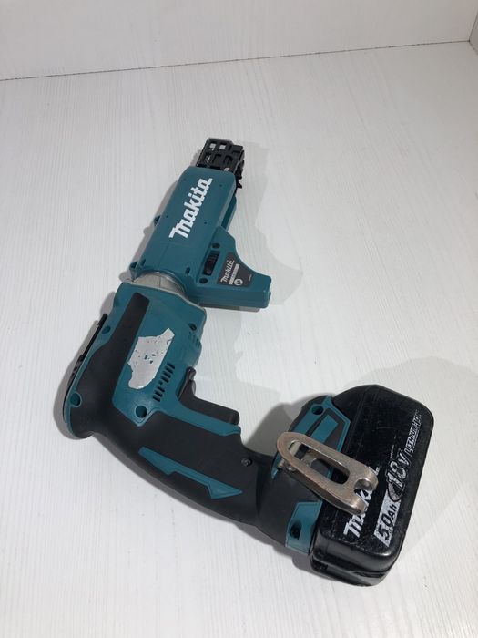 Mașină de însurubat Makita DFS 452