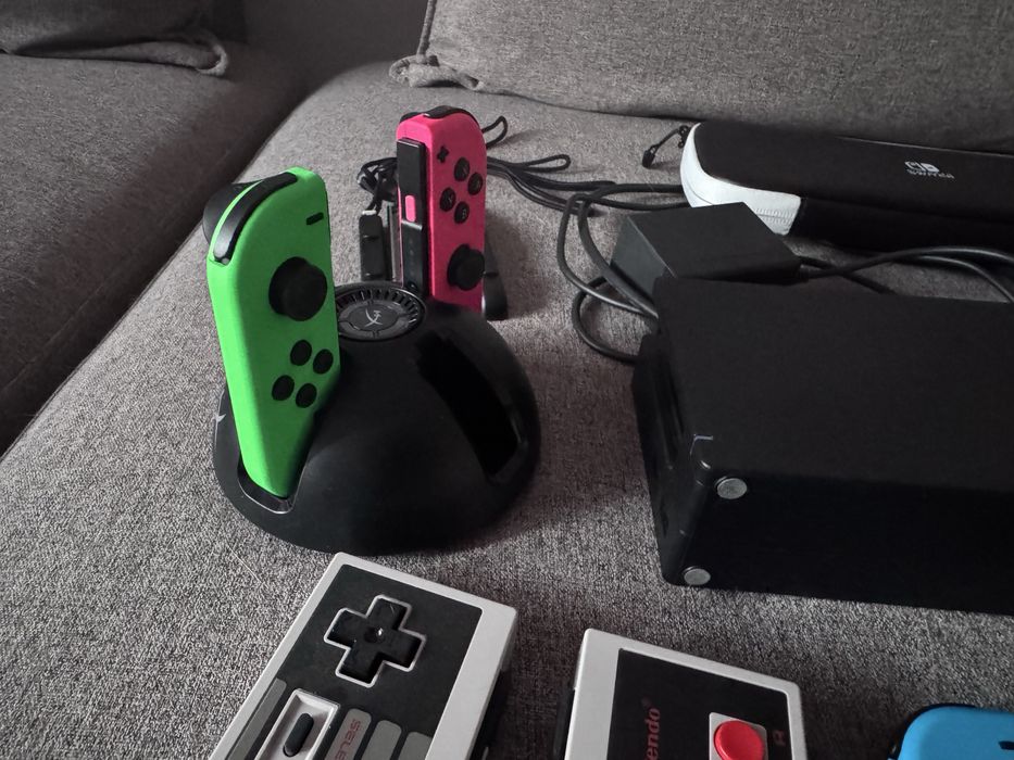 Конзола Nintendo Switch (Neon Red & Neon Blue Joy-Cons) + екстри