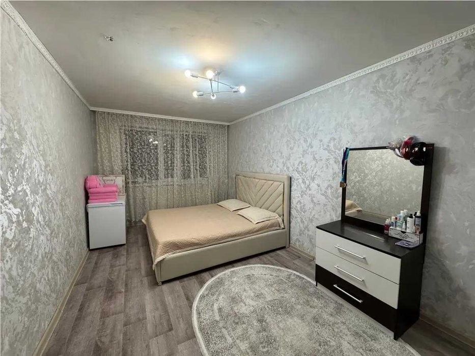 Срочно продам 2-комнатную квартиру на 11а мкр с ремонтом 1/5 этаж