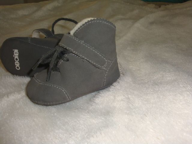 ботички за бебче и 2 комплекта шапка и шал