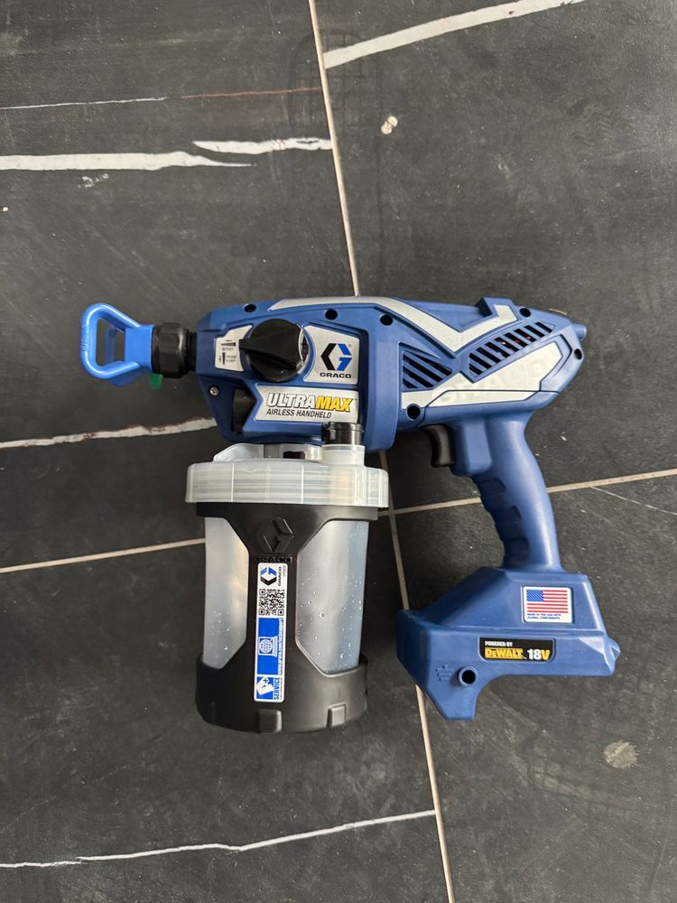 Pistol vopsit zugravit Graco Ultramax cu baterii acumulator Dewalt