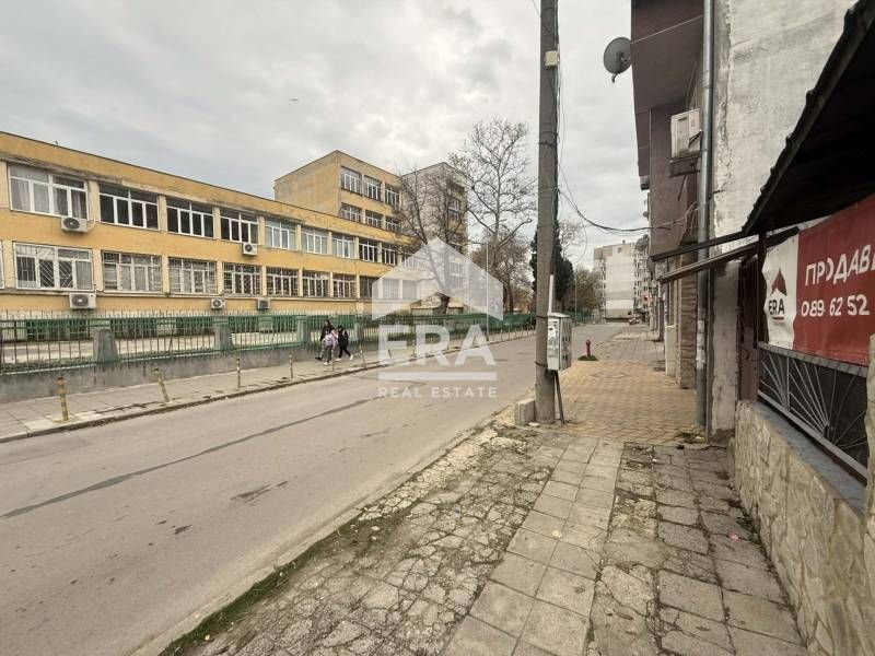 Ексклузивна, едноетажна, тухлена къща за продажба, с двор, на ул. Иван