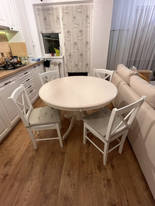 Masa extensibila Ikea Ingatorp cu scaune si perinute