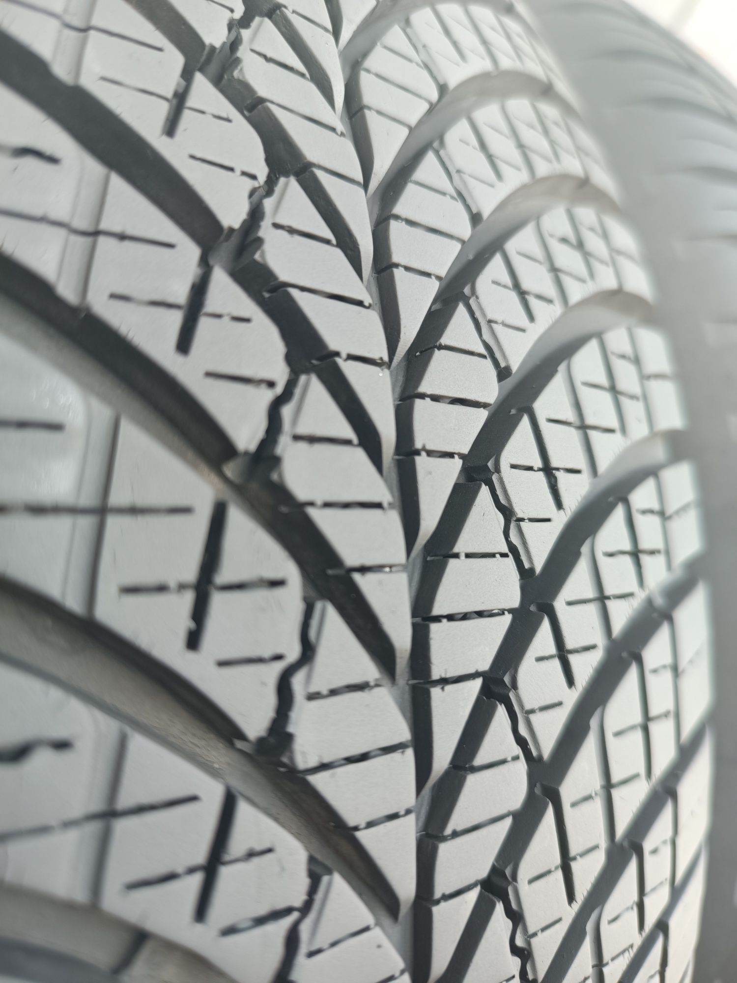 215/65/16 Goodyear Дот 2123
