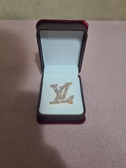 Brosa dama pe auriu sau argintiu