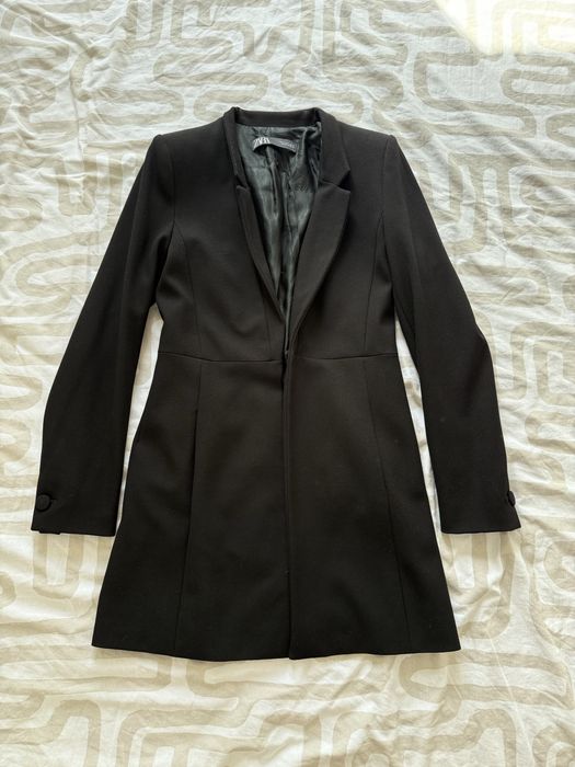 Вталено черно сако Zara