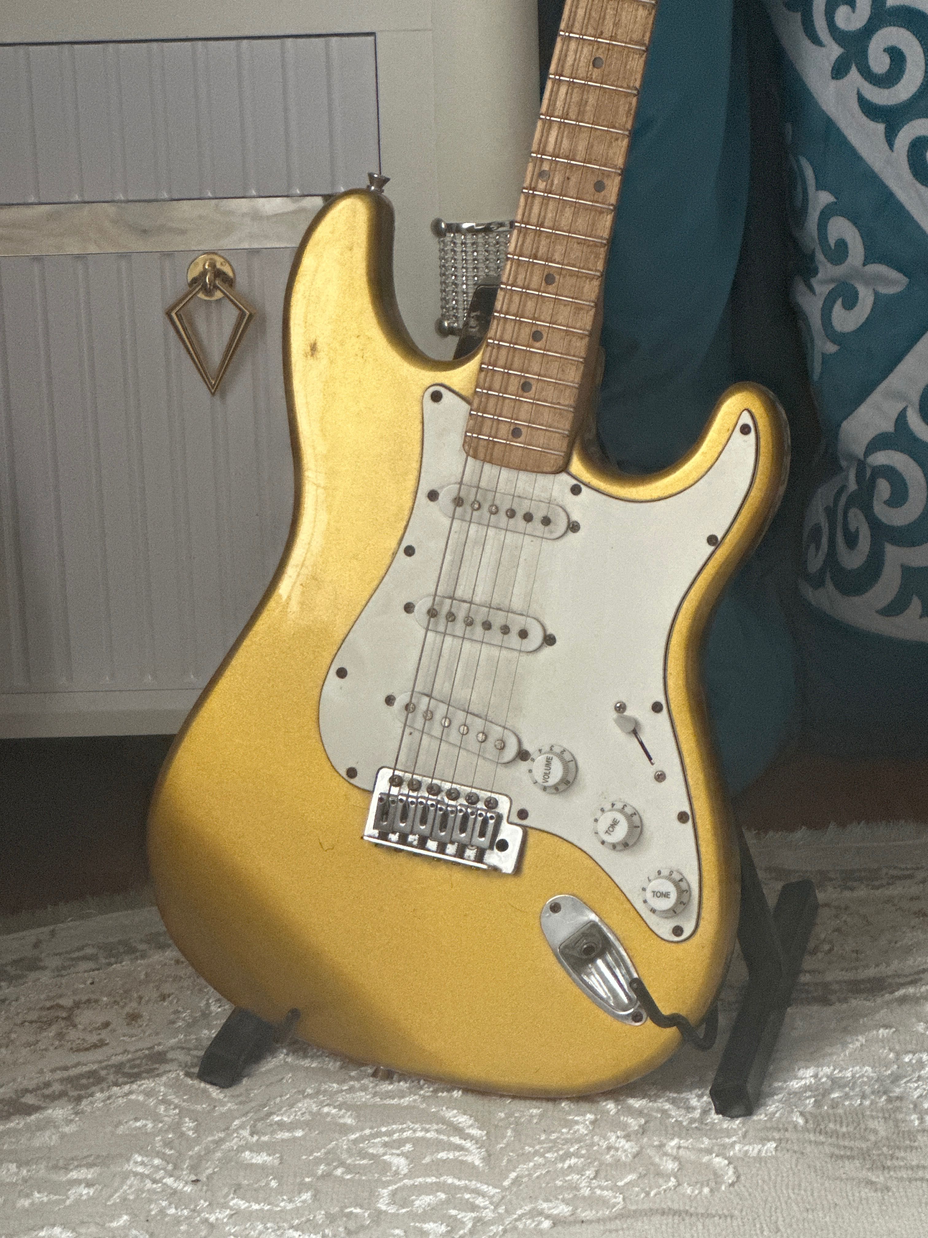 Электро гитара золотая