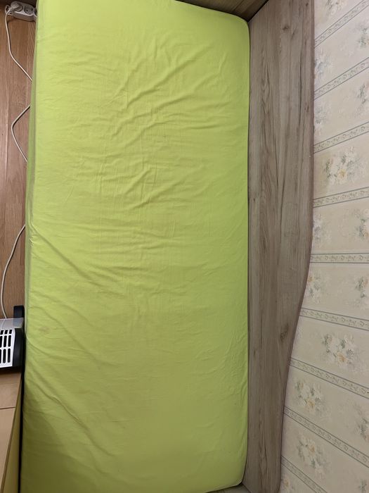 Продавам две ъглови легла с ракла