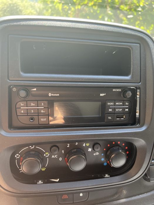 Оригинално радио за Опел Виваро 2019 година