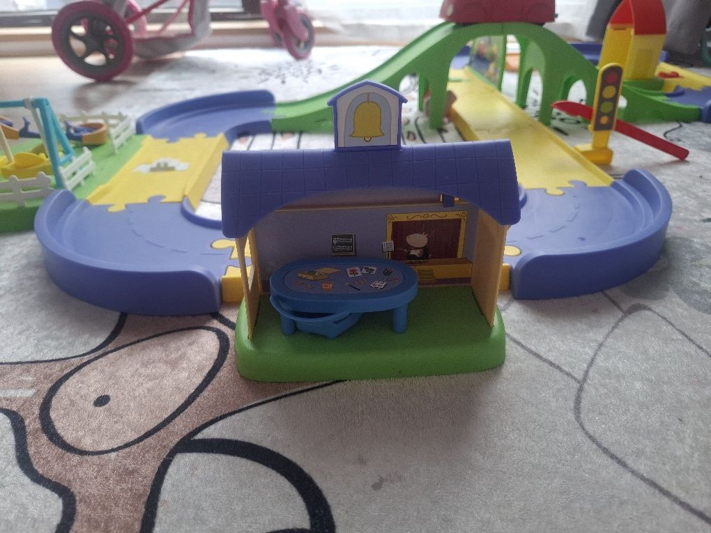 Писта на Peppa Pig с кола