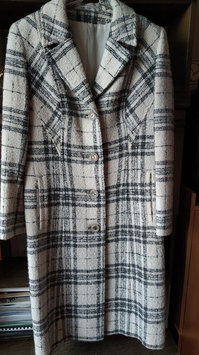 Пальто на весну в отличном состоянии, прекрасный состав ткани и шарм.