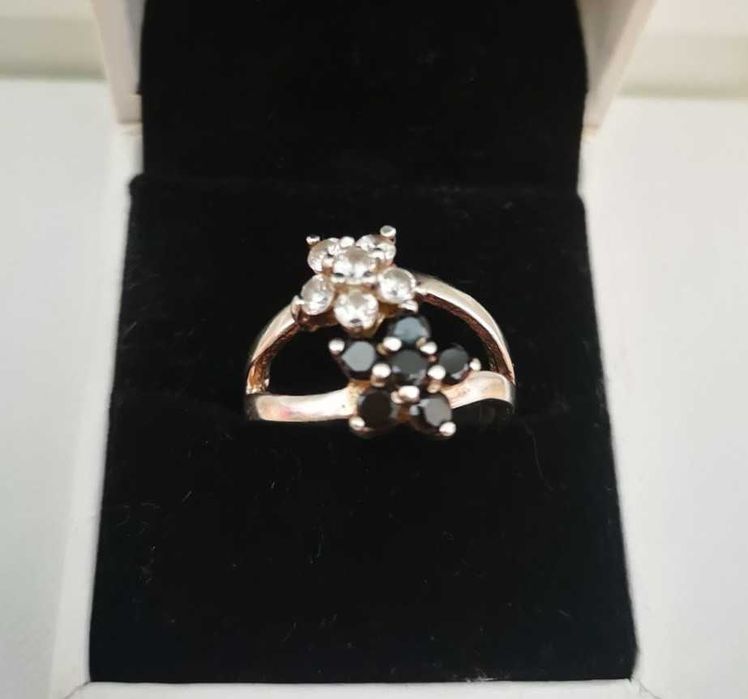 Сребърен пръстен с цветя от цирконий