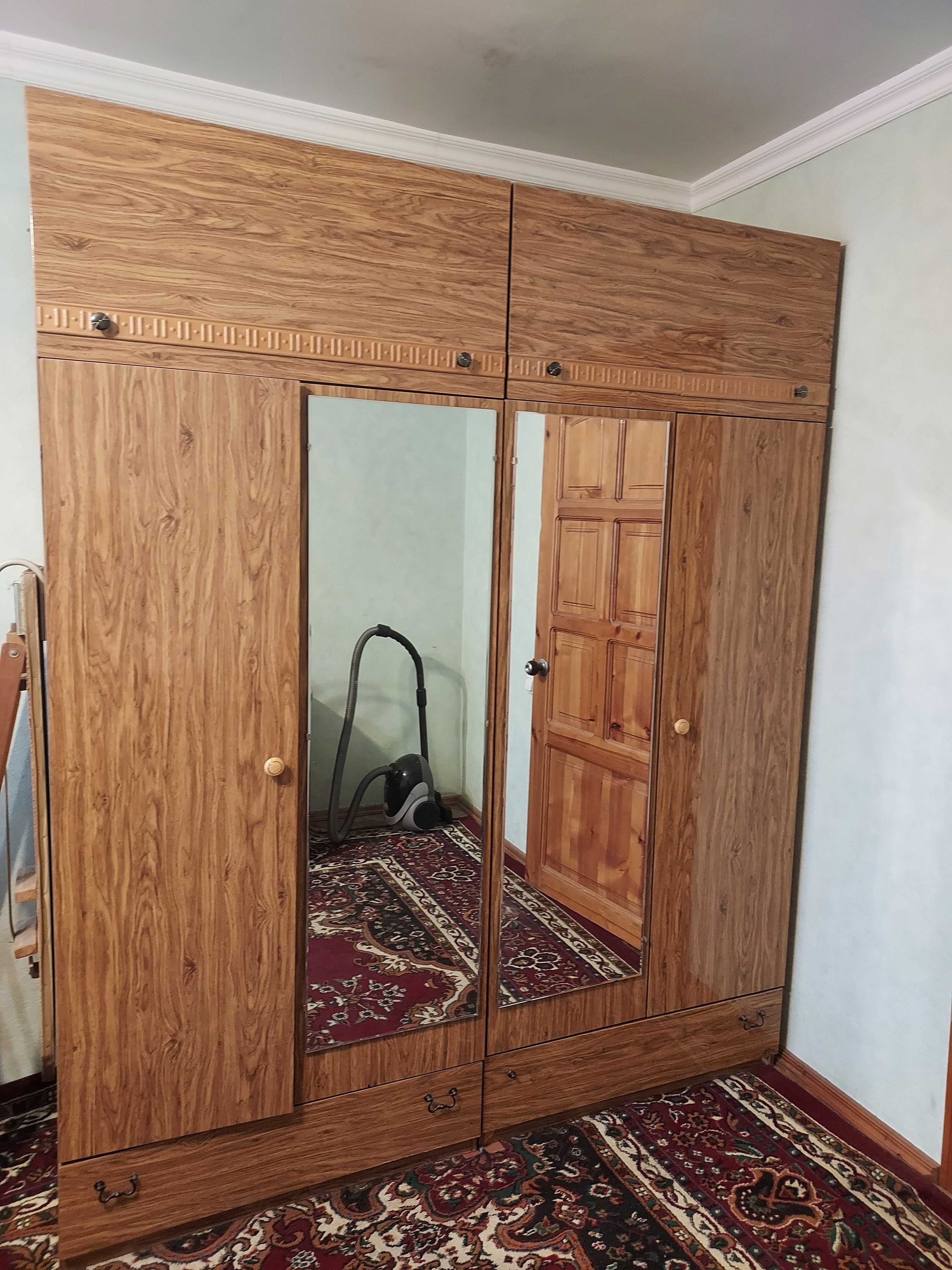Продается большой платяной шкаф, красивого цвета в хорошем состоянии
