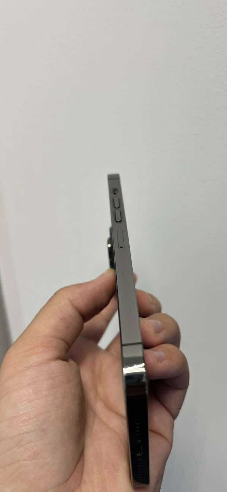 Vând iPhone 13 pro max în stare impecabila