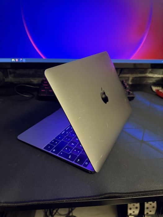 MacBook 2017 cu mouse Apple