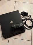 PlayStation 4 pro 1TB și 3 jocuri