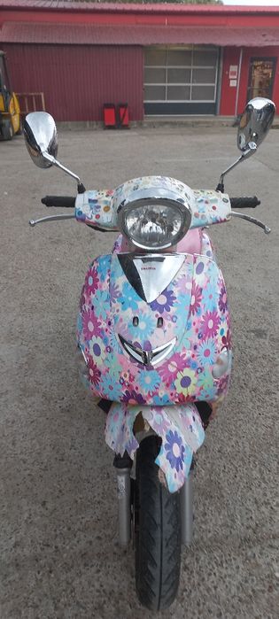 Vind scuter Kimko pe benzina