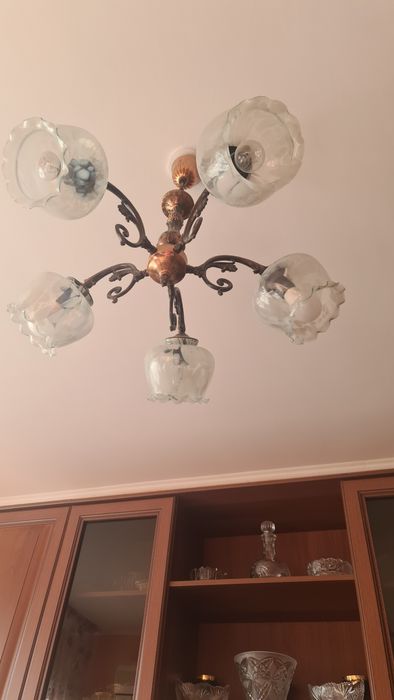 Люстра в хорошем состоянии