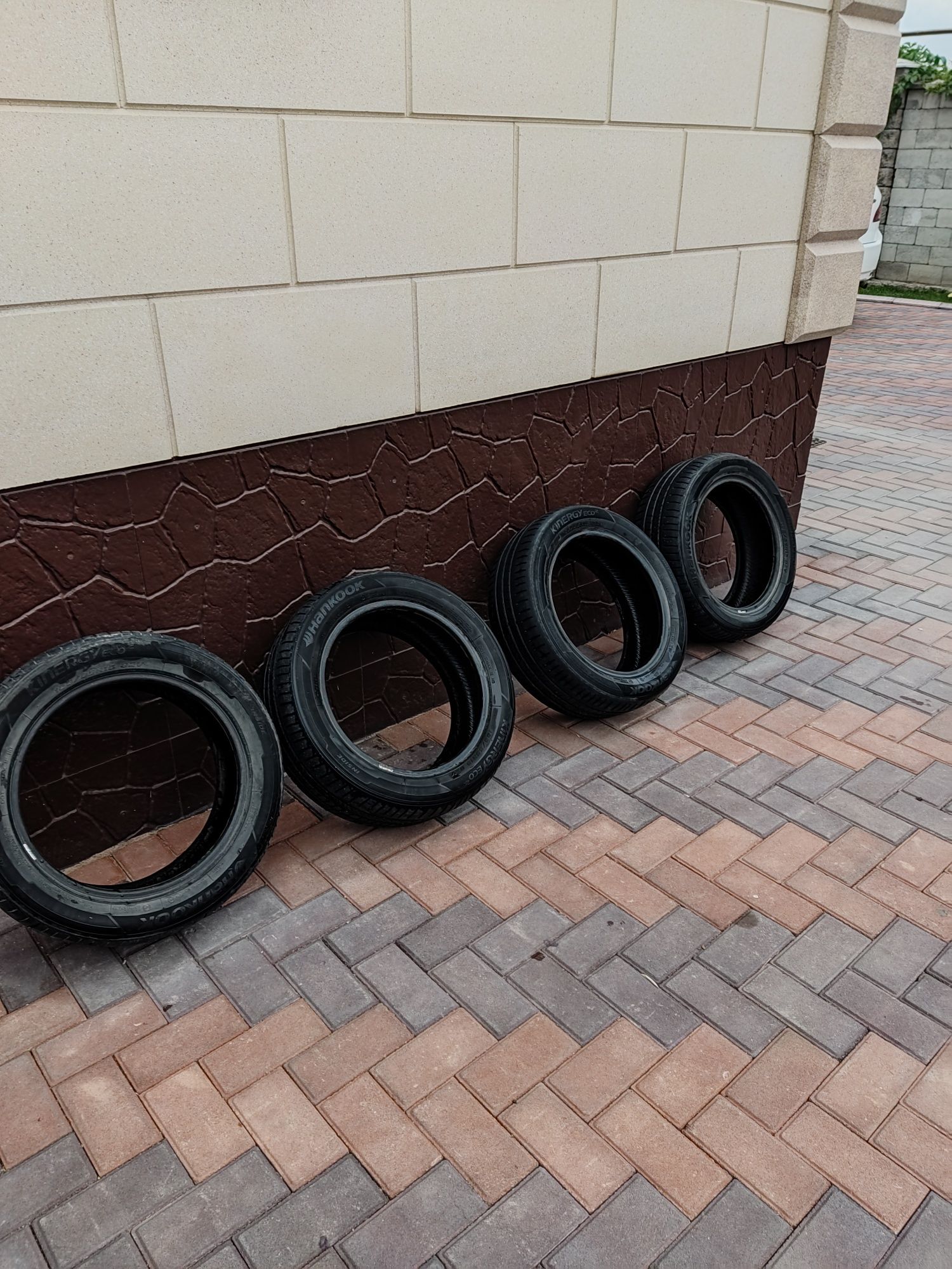 Продам 4 шины размер 185/55R15 82V