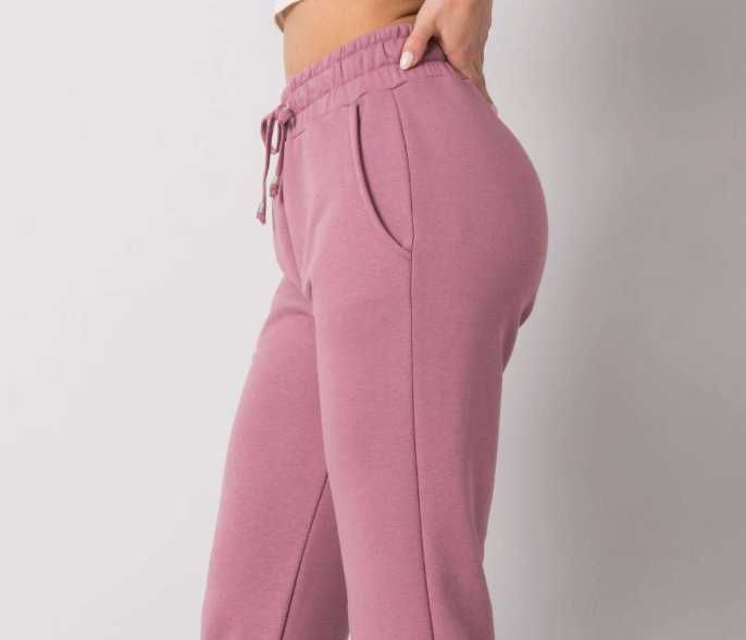 Дамски спортен панталон в тъмно розов цвят