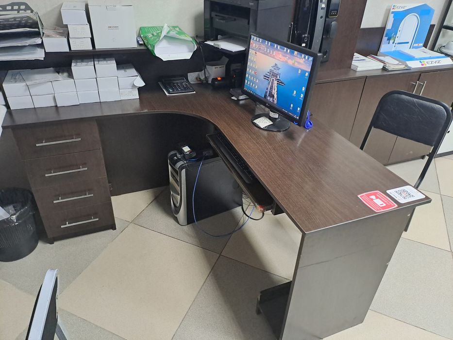 Компьютерные столы, витрина