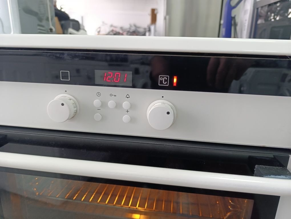 Индукционна стояща готварска печка SIEMENS
