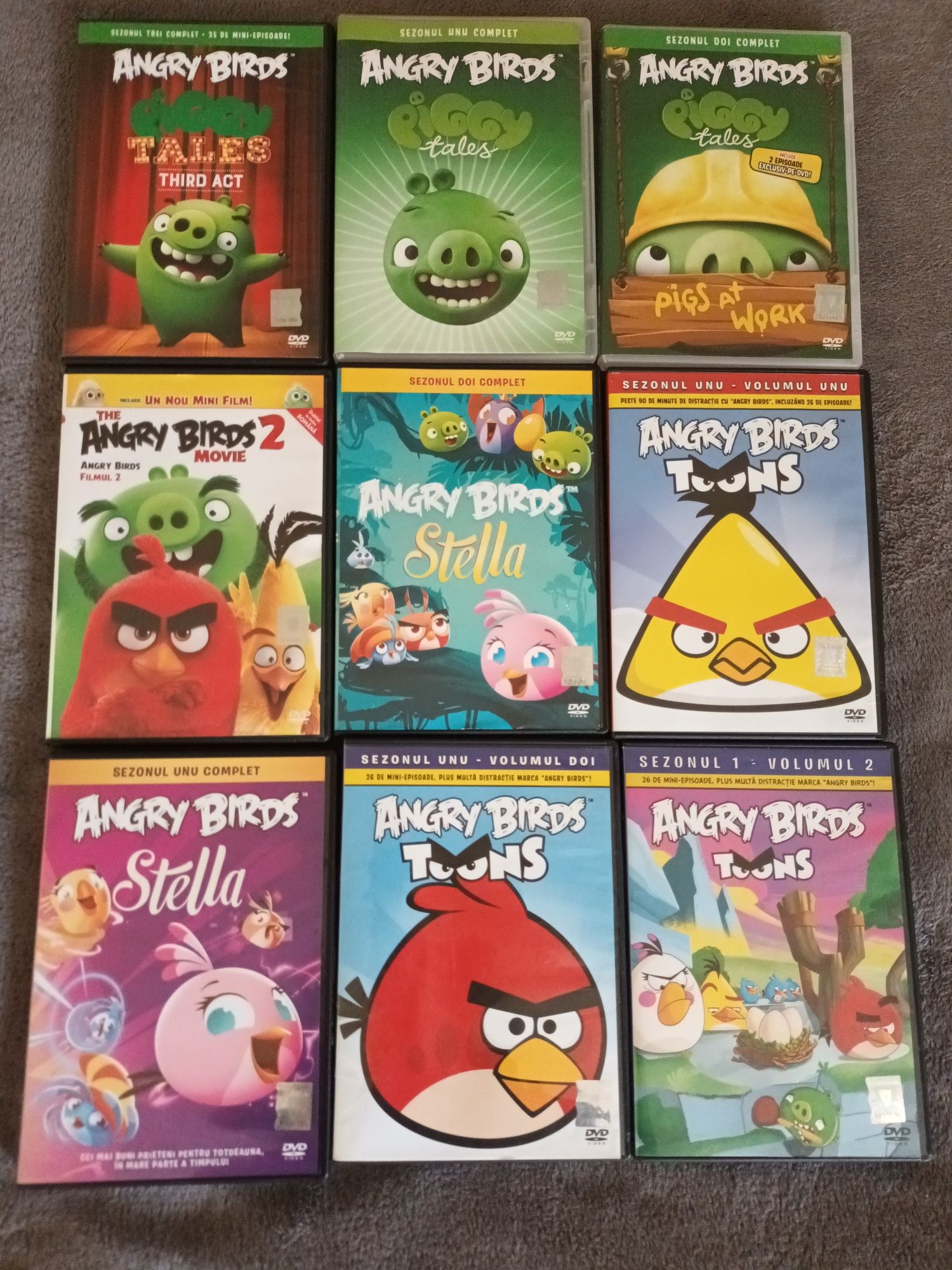 DVD desene Angry Birds cadou fata de masa purceluși