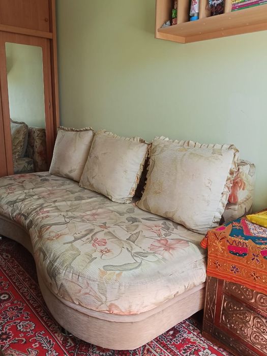 Продам диван с подушками.