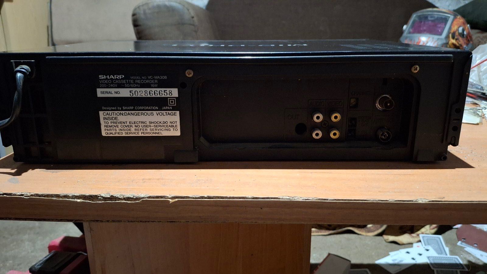 Продавам видео рекордър vhs sharp