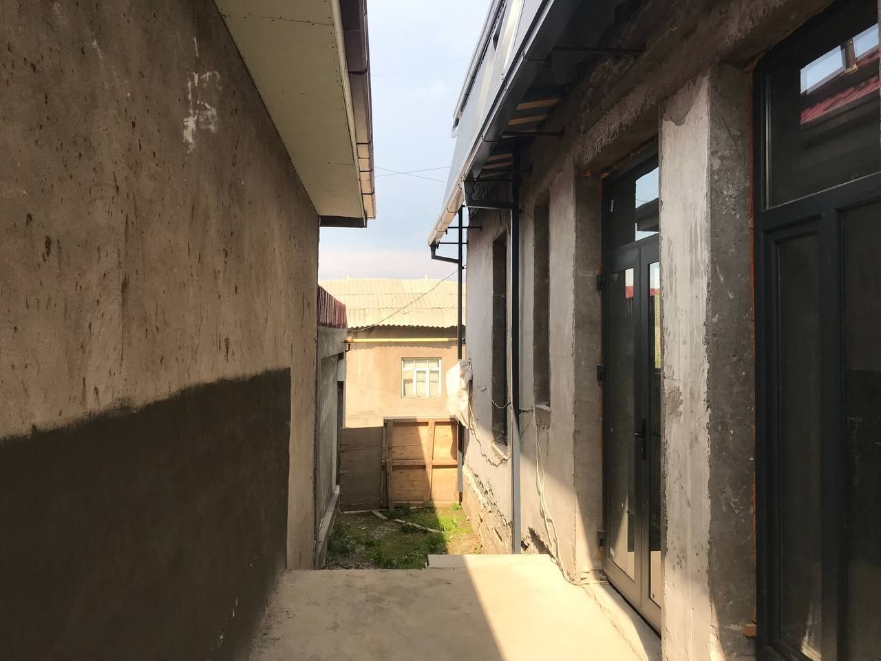 ДУРМОНДА СРОЧНО Участка 2 этажный сотилади. Нархи келишилади..