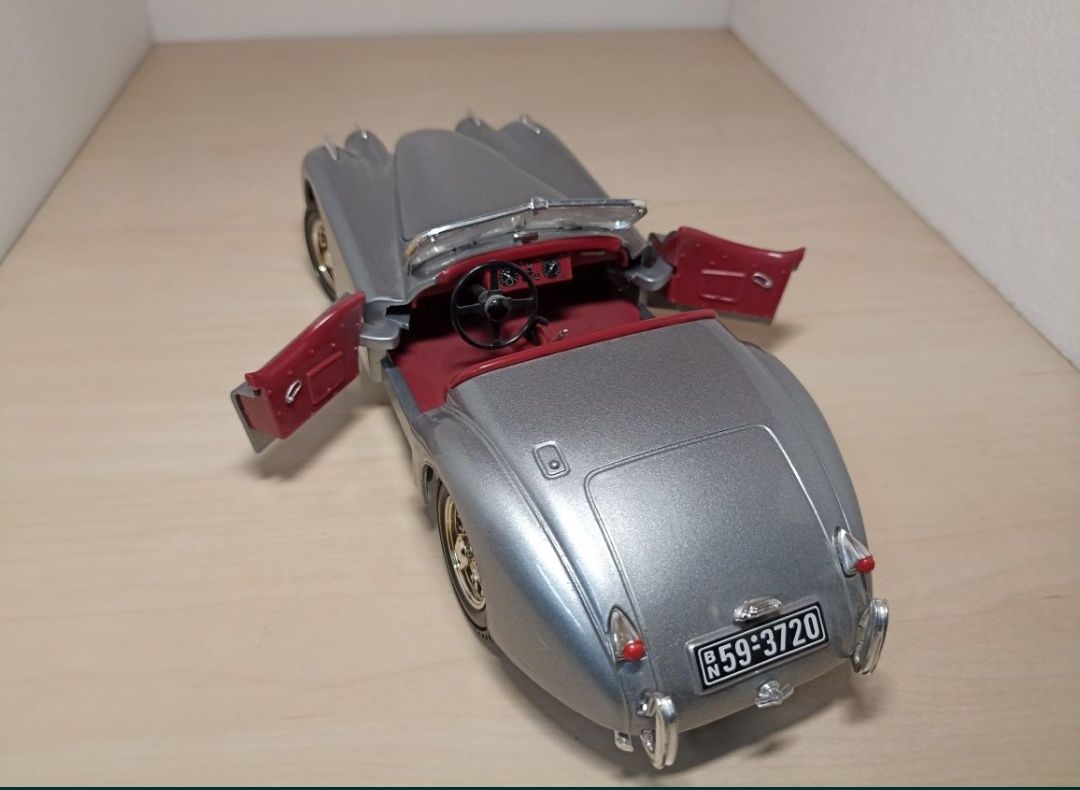 Jaguar XK120 macheta metalica scara 1 18 ERTL 
Scara 1:18
Produs de ER