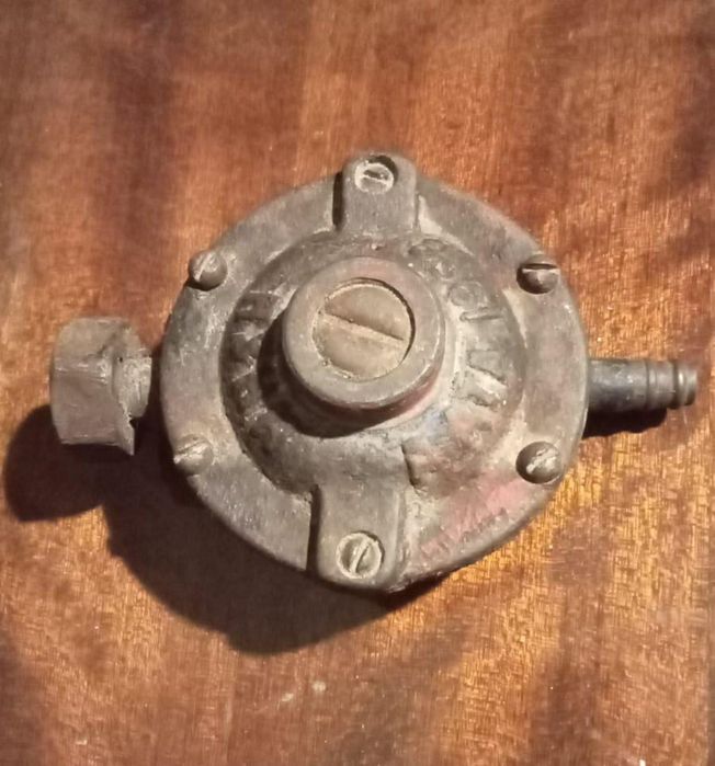 Продам советский газовый редуктор для газ.плитки, на большой баллон