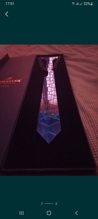 Новый эффектный галстук как будто бы из зеркала и стекла сделан.