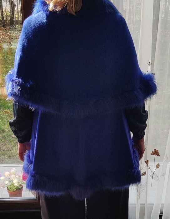 pelerina poncho vesta guler din blana artificiala albastra aproape nou