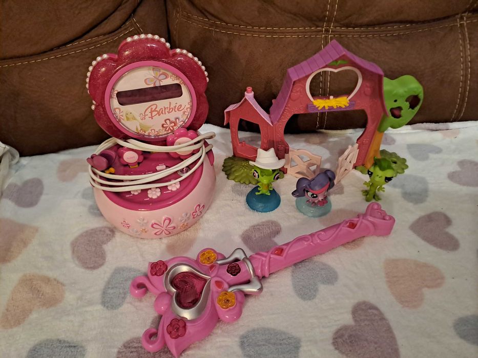 Светещ и свирещ часовник,музикална пръчка и къщичка с животни