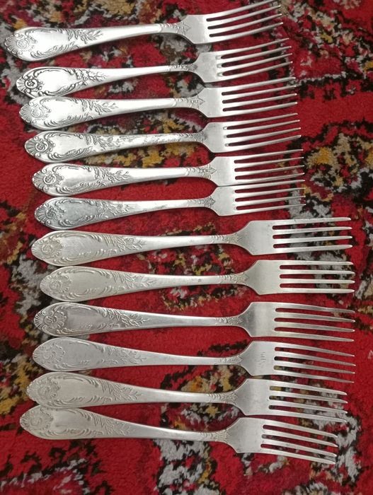 Посуда. Мельхиоровые вилки десертные, столовые.