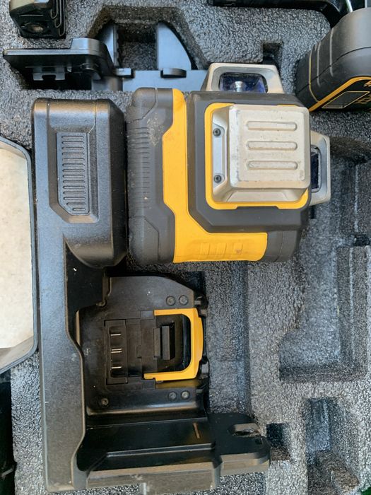 DeWALT DCE089G18/лазерен нивел +детектор, стойки и мишена