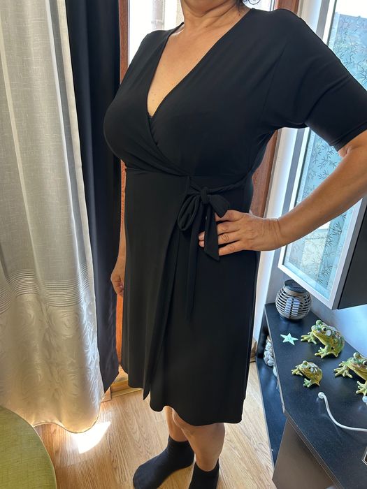 Черна дамска рокля с ръкав monteau