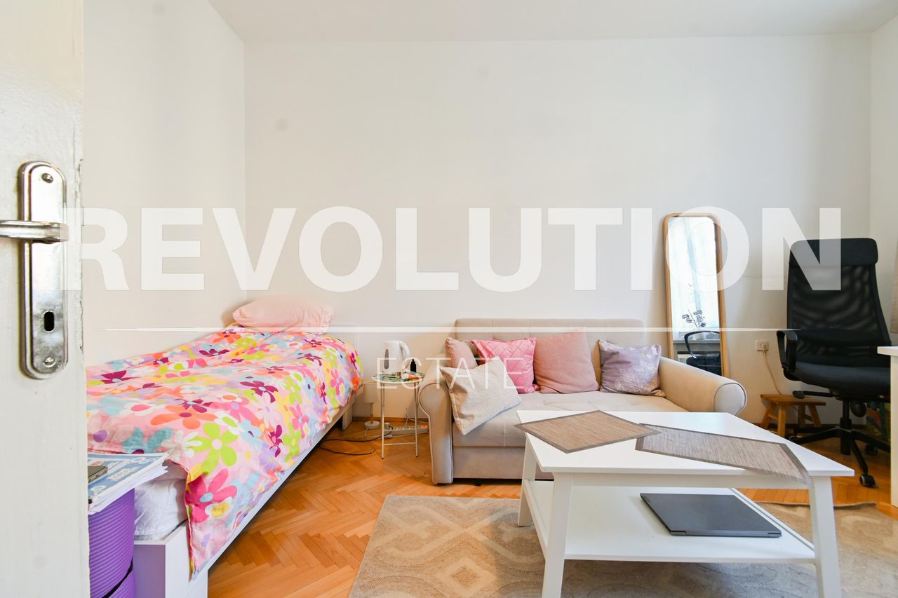 Продава се Тристаен апартамент в София, Център - 88 кв.м за 2955 €/кв.м - Снимка #1