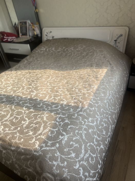 Двухспальная кровать с матрасом