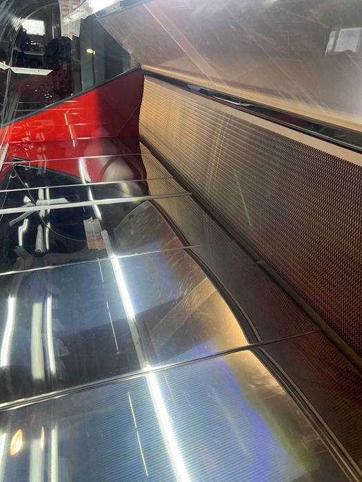 Vitrina frigorifica cu geam curbat pentru mezeluri