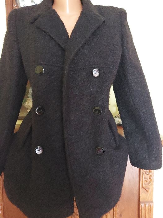 Haina noua, impecabila, stofa bucle de lana, un model foarte frumos