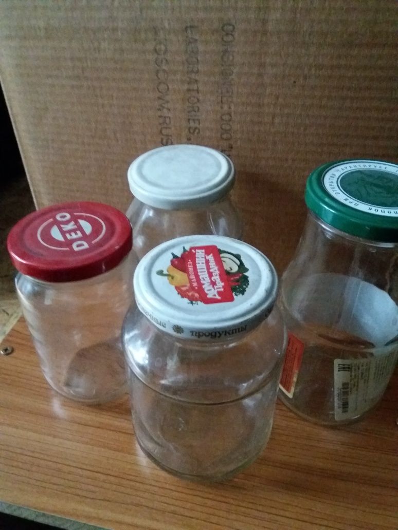 Стеклянные банки и бутылки. 2л. 1л. 0,7л. 0,8л. 0,5л., и маленькие.