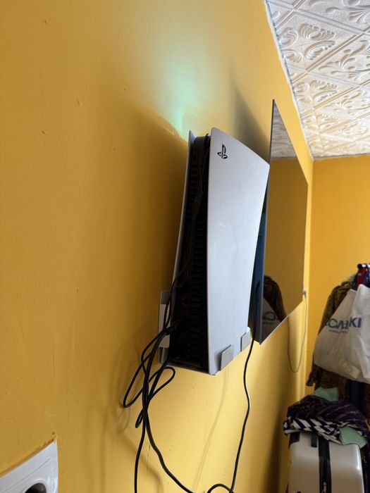 Vand ps5 cu 12 jocuri si doua manete