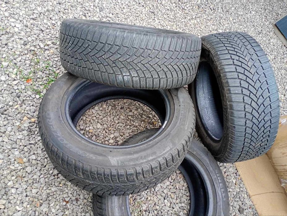 Зимни гуми 2 броя Pirelli и 2 броя  Bridgestone 225/60 R17 . 200лв.
