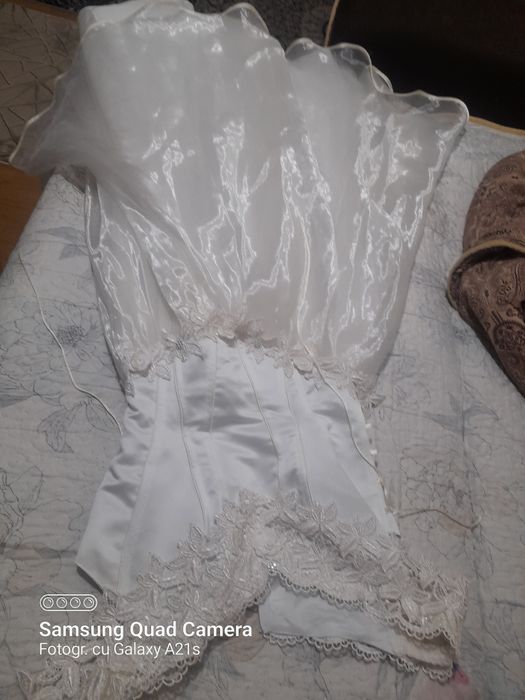 Rochie de mireasa eleganta curata purtata doar o singura data cu manue