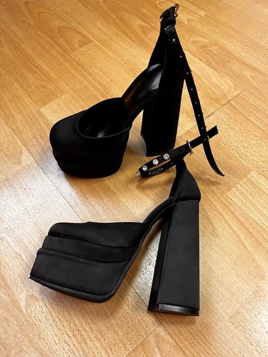 Дамски обувки с висока платформа