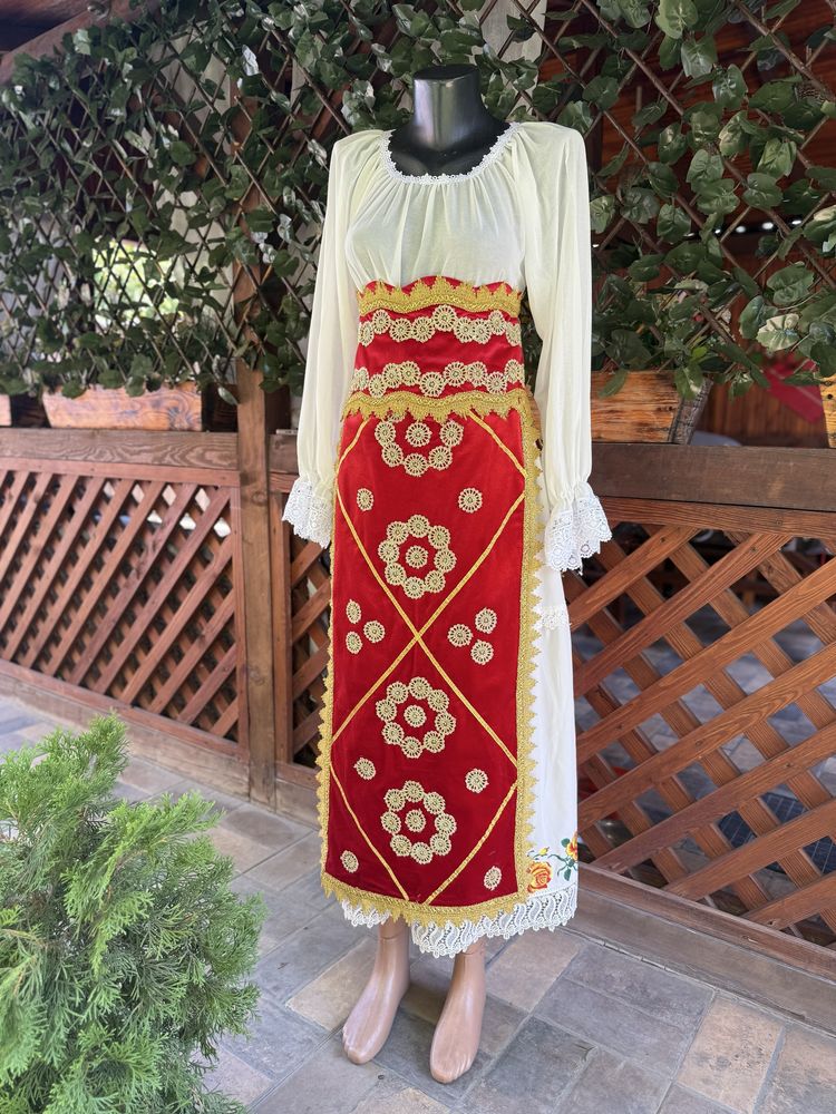 Costume populare autentice si stilizate