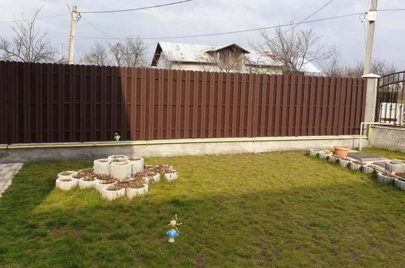 Garduri și porți metalice fabricate din profile metalice, cu o gamă la